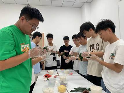 一群男人和女人在切蛋糕描述已自动生成 一群男人和女人在切蛋糕描述已自动生成